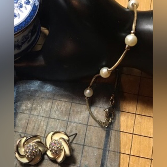 Costume Pearls Bracelet 7.5”L, AB Crystals, Cream Enamel Flower Earrings EVC - Picture 6 of 10